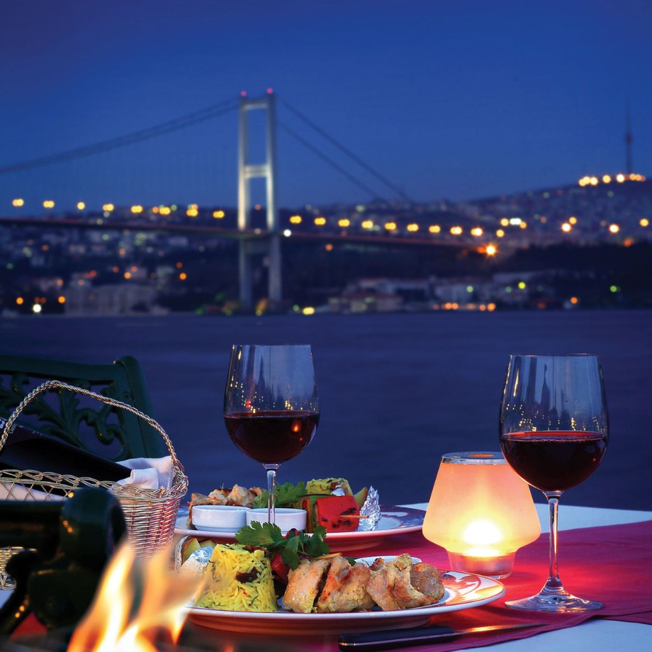 La cena romántica en la Luna de Miel - la primera y más especial del viaje